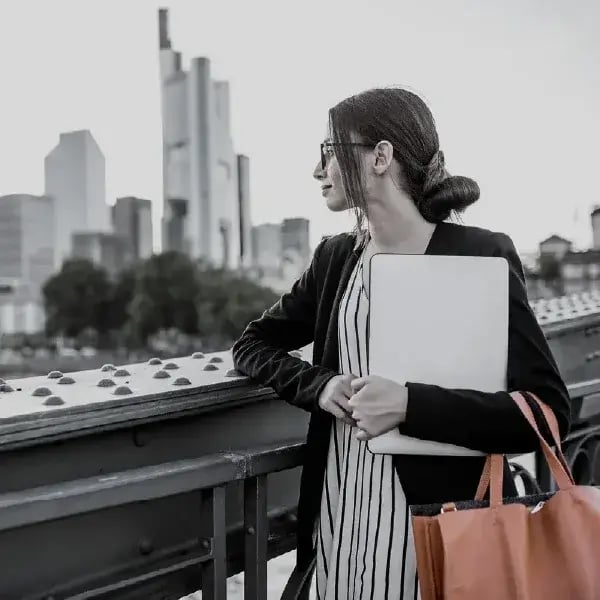 businesswoman-frankfurt-city-2