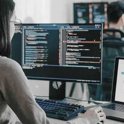 people-tech-worker-desk